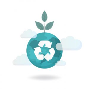 Planeta Terra com o símbolo de reciclagem no seu interior e uma muda acima