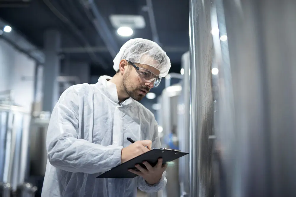 profissional analisando produção