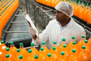 homem ralizando a análise do tempo de prateleira dos produtos