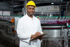 Homem trabalhando na produção de sucos