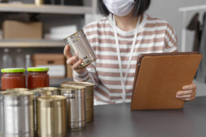 moça fazendo análise de produtos