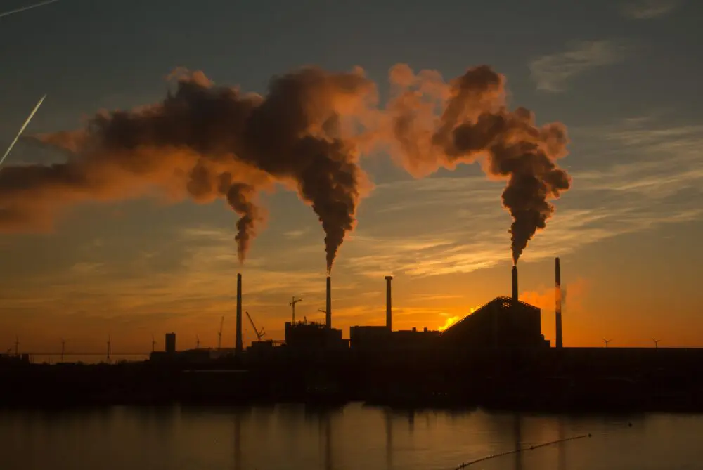 co2 saindo da chaminé de uma fábrica